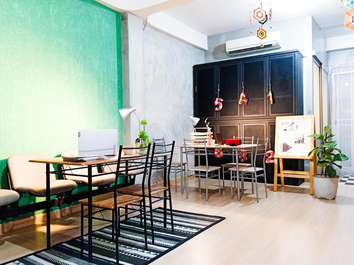 Ostello Five Stars Ratchada 19 Bangkok Esterno foto