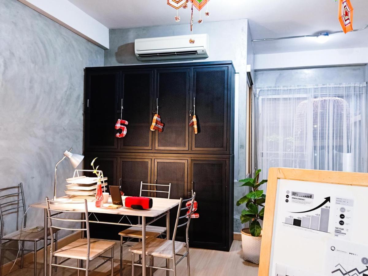 Ostello Five Stars Ratchada 19 Bangkok Esterno foto
