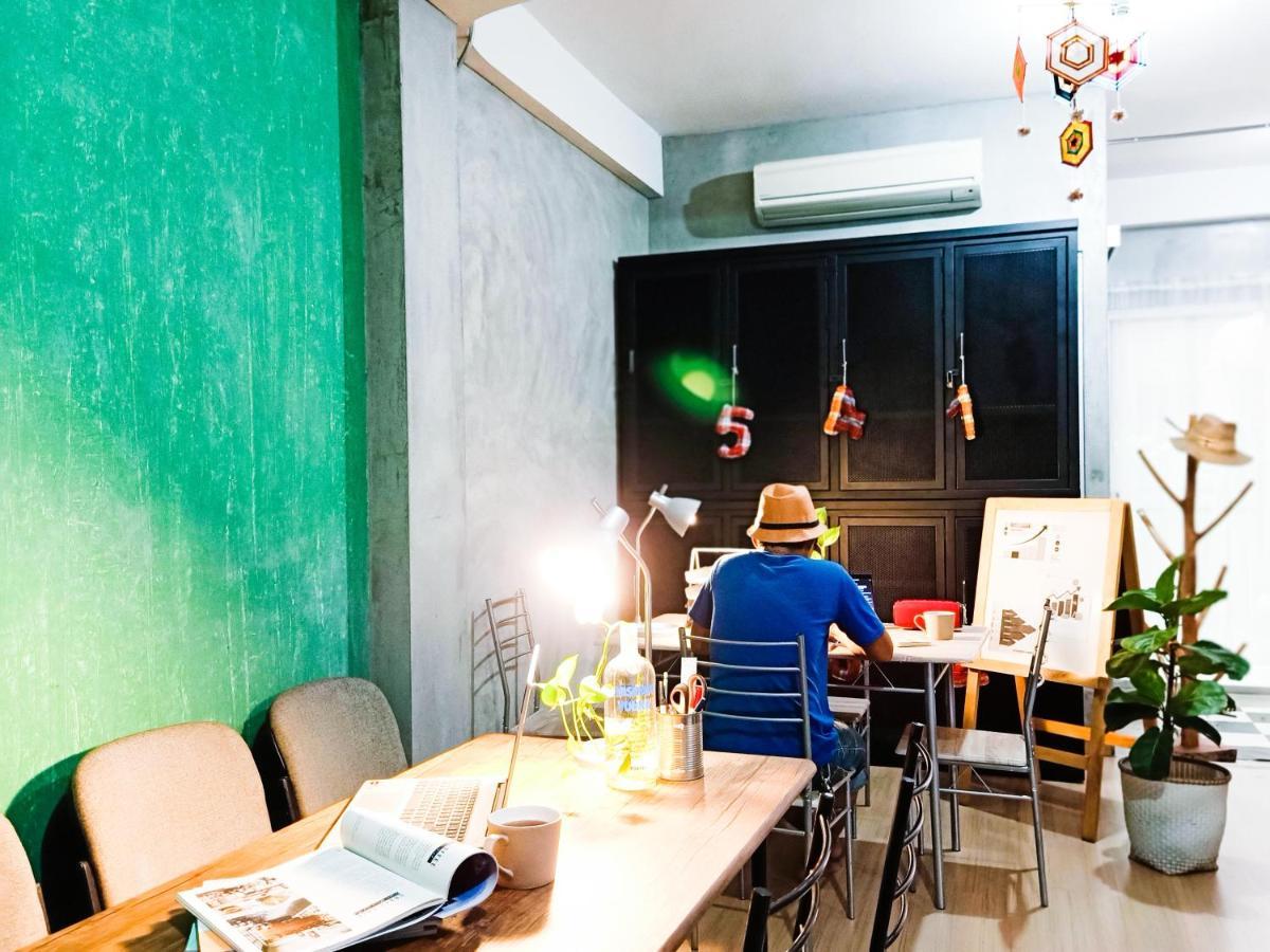Ostello Five Stars Ratchada 19 Bangkok Esterno foto