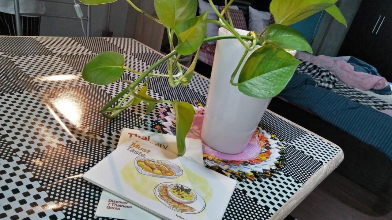 Ostello Five Stars Ratchada 19 Bangkok Esterno foto
